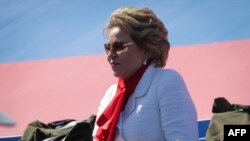 ARCHIVO - Valentina Matvienko, presidenta del Consejo de la Federación Rusa, llega para ver un desfile militar, que marca el 75 aniversario de la victoria soviética sobre la Alemania nazi en la Segunda Guerra Mundial, en la Plaza Roja de Moscú, el 24 de junio de 2020.