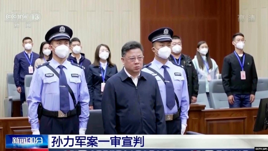 中國央視播放的中國前公安部副部長孫力軍在長春一家法院上聽法庭宣判的電視畫面。（2022年9月23日）