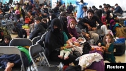 Refugiados afganos son procesados dentro de la base aérea alemana de Ramstein el 5 de septiembre de 2021.