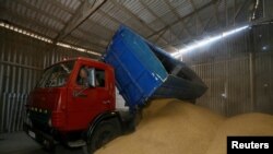 FILE PHOTO: Dereva akishusha nafaka kwenye ghala msimu wa mavuno huko katika kijiji cha Zhovtneve, Ukraine, Julai 14, 2016 REUTERS/Valentyn Ogirenko/File Photo