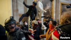 Протестующие в здании Капитолия США. Вашингтоне, 6 января 2021 года.