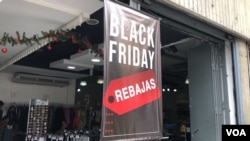 Una tienda en un concurrido bulevar en el centro de Caracas despliega un cartel a propósito del Black Friday o Viernes Negro, el 24 de noviembre de 2021. Foto: Álvaro Algarra - VOA.