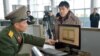 지난 1월 개성공단 전자출입체계(RFID) 시스템이 본격적인 시범 가동에 들어간 가운데 북측 출입사무소의 직원이 전자시스템을 이용해 개성공단 출입 심사를 하고 있다.