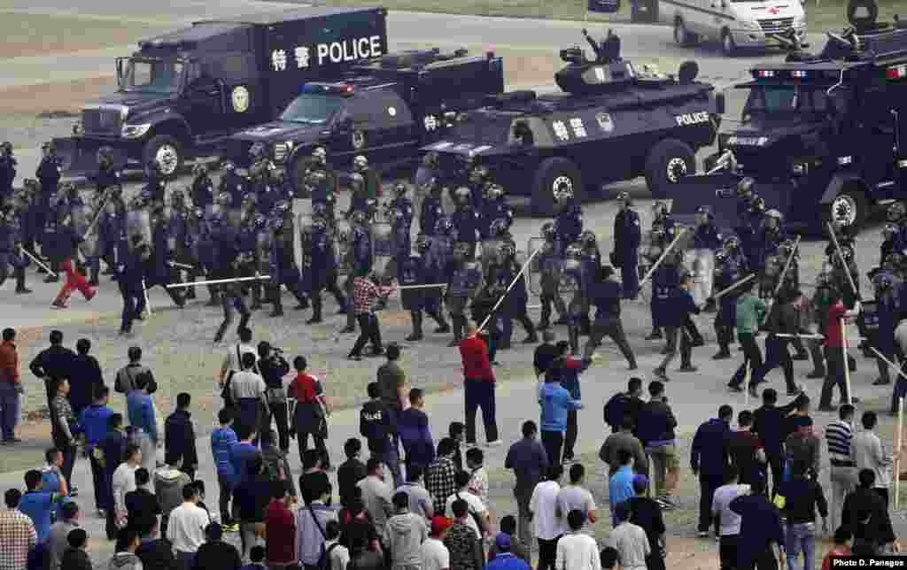 Para polisi ambil bagian dalam sebuah latihan persiapan sehubungan dengan gangguan massa di Beijing, China. 