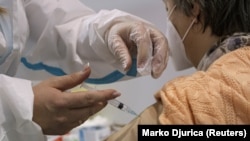 Arhiva - Žena prima dozu vakcine protiv Kovida 19 kineskog proizvođača Sinofarm, u Beogradu, Srbija, 21. januara 2021. (Foto: Rojters, Marko Đurica)