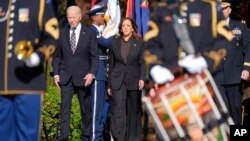 El presidente estadounidense Joe Biden y la vicepresidenta Kamala Harris llegan a un acto durante el Día de los Veteranos en el Cementerio Nacional de Arlington, en Virginia, el 11 de noviembre de 2024. (AP/Mark Schiefelbein)