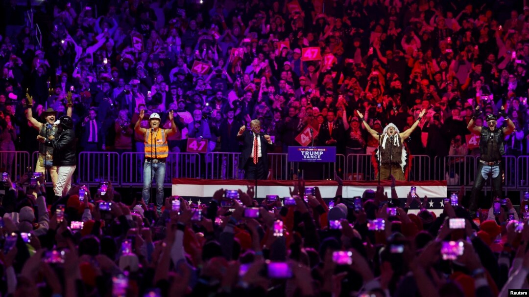 Rais mteule wa Marekani Donald Trump akiwa na wafuasi wake kwenye ukumbi wa Capital One Arena, mjini Washington. Jan 19. 2024