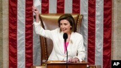 眾議院議長佩洛西主持眾議院對拜登總統大型社會支出法案的表決。 (2021年11月19日)