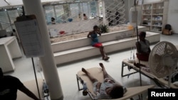 Las personas reciben tratamiento para el cólera en el Hospital del Centro Gheskio apoyado por UNICEF en Puerto Príncipe.