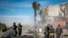 Layanan darurat membersihkan puing-puing rumah Peshraw Dizayi yang terkena serangan rudal Iran di Irbil, Irak, Selasa, 16 Januari 2024. (AP/Julia Zimmermann/Metrografi)