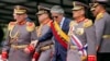El presidente ecuatoriano, Guillermo Lasso, asiste a una ceremonia militar que marca la fiesta nacional del Diez de Agosto, en la escuela militar Eloy Alfaro en Quito, Ecuador, el 10 de agosto de 2022.