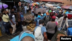 Personas caminan en el mercado de Coche, en Caracas, Venezuela, el 23 de julio de 2020.