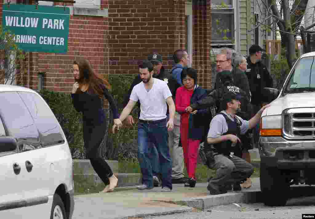 Residentes son evacuados de sus casa por el FBI durante la cacería del sospechoso en el vecindario de Watertown, Massachusetts.