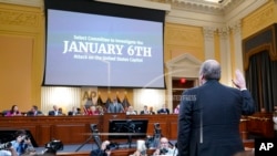 Chris Stirewalt, exeditor político de Fox News, se prepara para testificar ante la comisión de la Cámara de Representantes de EEUU que investiga el ataque del 6 de enero al Capitolio, el lunes 13 de junio. 2022.