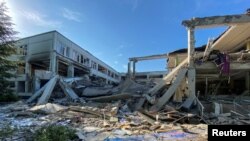 Esta foto muestra una escuela destruida en un ataque militar la noche anterior, en medio de la invasión rusa de Ucrania, en Kharkiv, el 2 de junio de 2022.