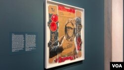 Descripción Galería Nacional del Retrato: Sobre una caja aplanada de productos agricolas, Narsio Martínez presenta en Cereza a un trabajador cosechando frutas. 