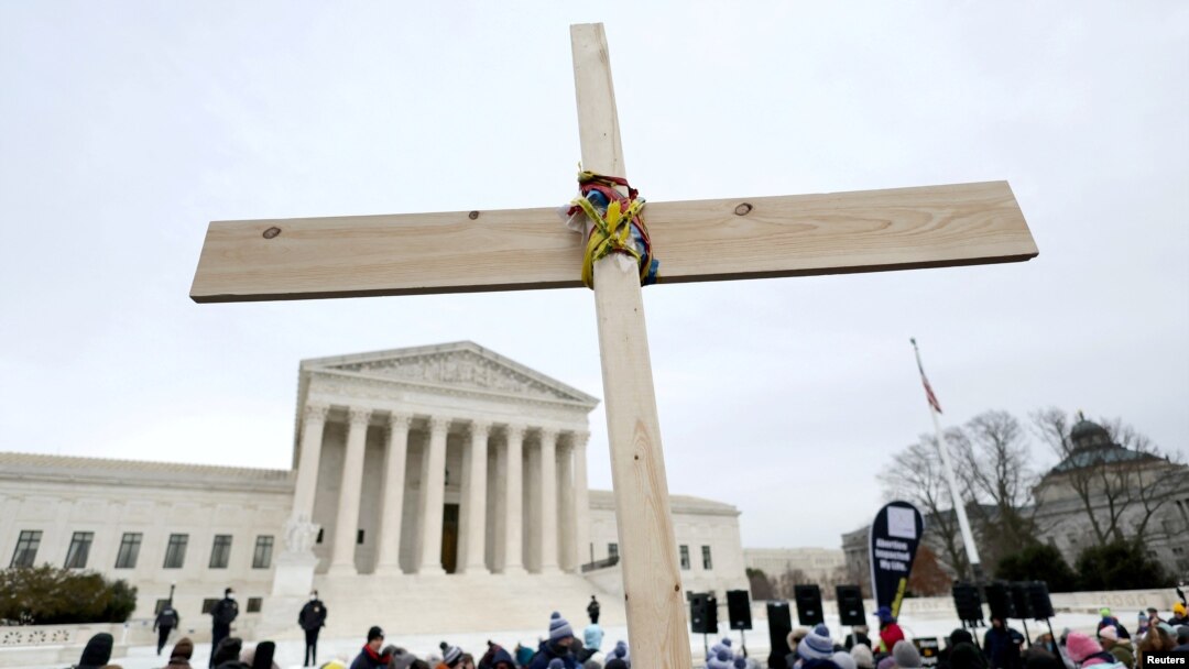 FILE - Anti-abortion activists hold a cross in front of the U.S. Supreme Court building during the annual "March for Life" in Washington, U.S., January 21, 2022. (REUTERS/Jim Bourg/File Photo)