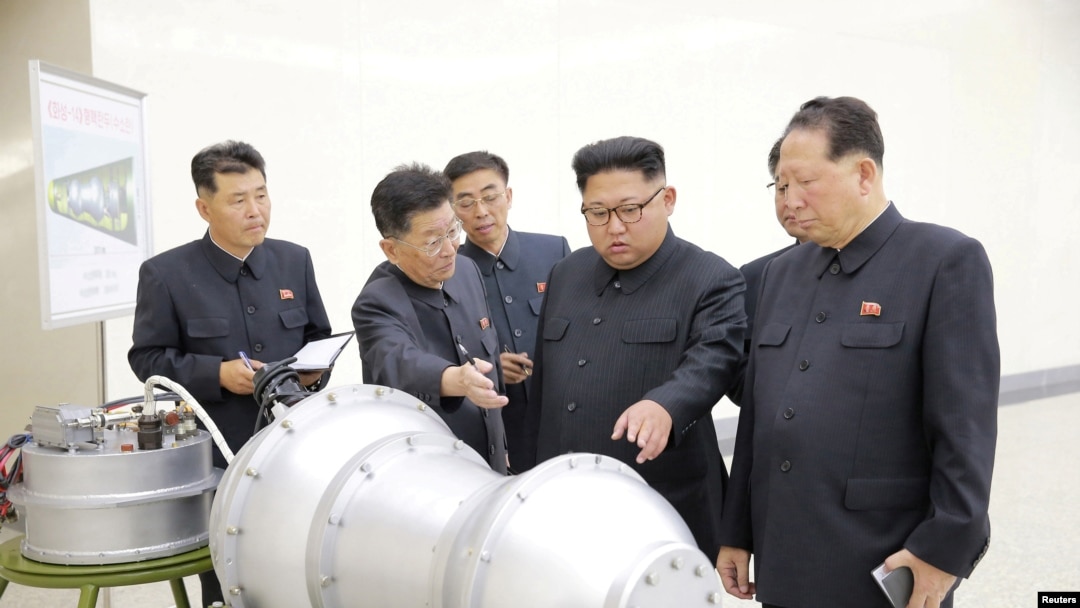 지난 2017년 9월 북한 김정은 국무위원장이 '핵무기 병기화 사업'을 현지지도했다며 관영 조선중앙통신이 공개한 사진. 뒤에 세워둔 안내판에 북한의 장거리탄도미사일 '화성-14형'의 '핵탄두(수소탄)'라고 적혀있다.