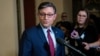El presidente de la Cámara de Representantes de EE. UU., Mike Johnson, habla con la prensa después de una votación sobre un proyecto de ley de gasto provisional en el Capitolio en Washington, el 18 de septiembre de 2024. 