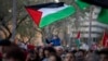 Arhiva - Dečak maše palestinskom zastavom u Barseloni, Špania, 20. januara 2024.
