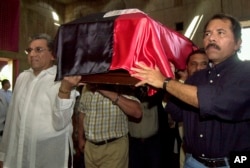 En esta fotografía de archivo del 4 de mayo de 2005, el exlíder de la revolución sandinista, general Humberto Ortega (izq) y el presidente de Nicaragua, Daniel Ortega (der) cargan el ataúd de su madre Lidia Saveedra, en Managua.