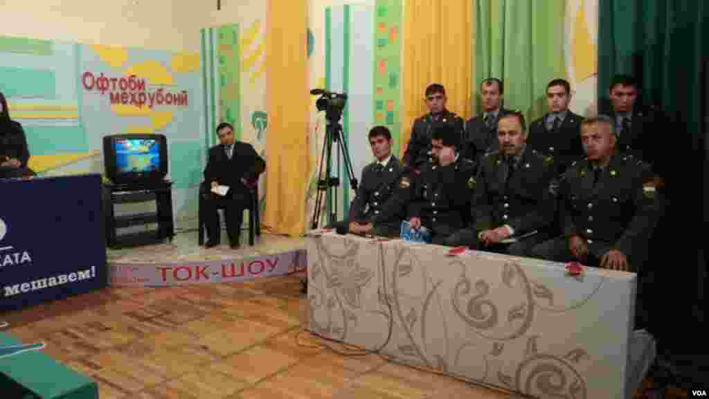 Mustaqil SM-1 telekanalida harbiy xizmatchilarga imtiyoz va tovonlar mavzusida o'tkazilgan tok-shou lahzasi.