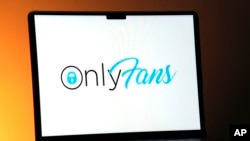แฟ้มภาพ - โลโก้ OnlyFans บนหน้าจอคอมพิวเตอร์ในภาพที่มีผู้โพสต์เมื่อ 7 ธ.ค. 2566 หลังการจับกุมจนท.ตำรวจรายหนึ่งในเมืองแนชวิลล์ในข้อหาที่เกี่ยวข้องกับการร่วมทำคลิปออกแพลตฟอร์มนี้ขณะปฏิบัติหน้าที่อยู่ (AP)