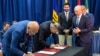 Las delegaciones negociadoras del gobierno de Venezuela y de la Plataforma Unitaria de la oposición durante la firma de un acuerdo sobre garantías electorales en Barbados. 