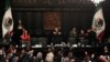 El senador Gerardo Fernández Norona celebra con los senadores, luego de que miembros del Senado de México aprobaran la muy controvertida propuesta de reforma judicial presentada por el gobierno del presidente Andrés López Obrador.