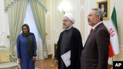 Nelson Martínez, ministro de petróleo de Venezuela, junto al presidente iraní Hassan Rouhani, y la entonces canciller Delcy Rodríguez, en Teherán, en febrero de 2017.