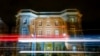 ARCHIVO - Rayas de tráfico se reflejan frente a la embajada de Cuba en Washington la madrugada del sábado 26 de noviembre de 2016.
