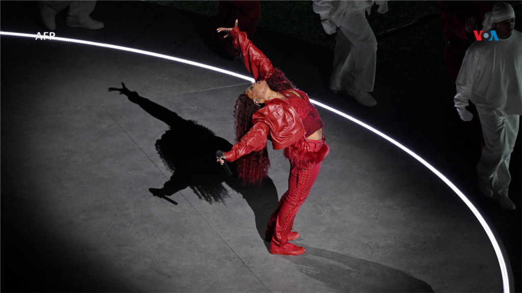 La cantante estadounidense SZA actúa durante el espectáculo de medio tiempo de Apple Music Chiefs vs Eagles del Super Bowl LIX en el Caesars Superdome de Nueva Orleans.