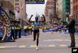 Edna Kiplagat ganó en la competencia de mujeres con 2 horas 21 minutos y 52 segundos. Abril 17 de 2017.