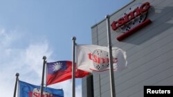 芯片製造代工龍頭台積電和台灣的旗幟在新竹總部外飄揚。（資料照片）