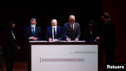 Miembros del gobierno de Venezuela y de la oposición sostienen un encuentro en México, el 13 de agosto de 2021.