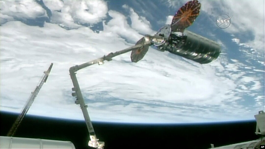 The International Space Station's robotic arm captures the Cygnus cargo spacecraft, Nov. 14, 2017, 260 miles (418 kms.) above the earth. 