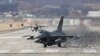지난달 20일 한국 오산의 미 공군기지에서 미 공군 소속 F-16 전투기들이 이륙하고 있다.