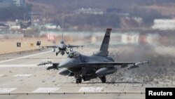 지난달 20일 한국 오산의 미 공군기지에서 미 공군 소속 F-16 전투기들이 이륙하고 있다.