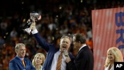 El gerente general y vicepresidente ejecutivo de las Operaciones de Fútbol de los Broncos de Denver, John Elway, celebra el triunfo de su equipo sobre Las Panteras de Carolina, tras ganar el Super Bowl 50.