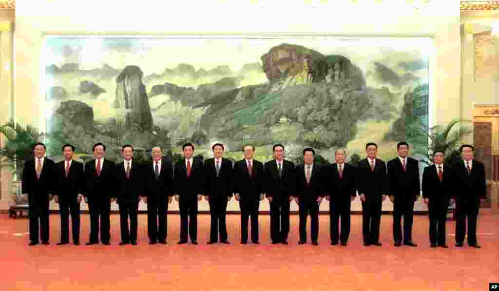 2002年11月15日,中共16大政治局常委和上一届常委合影。左起:罗干,吴光正,曾庆红,温家宝,李岚清,胡锦涛,朱镕基,江泽民,李鹏,李瑞环,尉健行,吴邦国,贾庆林,黄菊,李长春