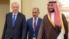 Putra Mahkota Arab Saudi Mohammed bin Salaman (kanan) menyambut Presiden Turki Recep Tayyip Erdogan (kiri) di Jeddah, 17 Juli 2023. (Istana Kerajaan Saudi via AFP)