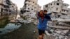 Palestinac sa dvoje dece na ulici u Kan Junisu, 3o. jun 2024. (Foto: Reuters/Mohammed Salem)