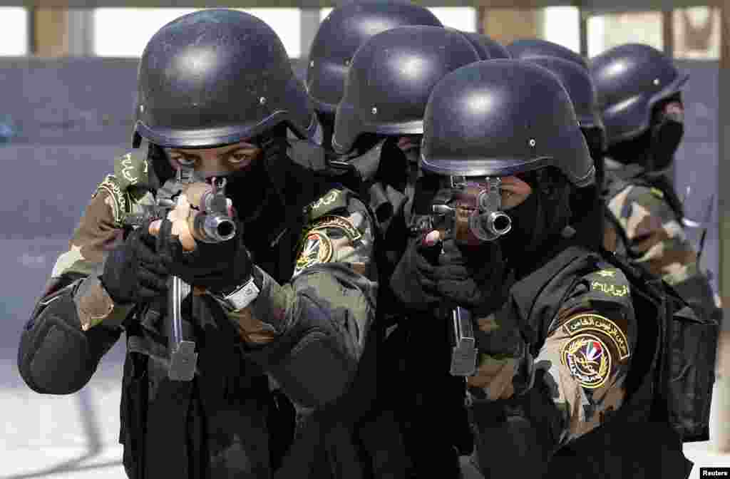 Para perempuan anggota Paspampres Palestina melakukan latihan di Jericho, Tepi Barat. 