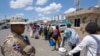 Fuerzas de seguridad de República Dominicana hacen guardia en el puente de Dajabón, en la frontera con Haití, el 14 de septiembre de 2023.
