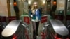 Jekaterina Maksimova ulazi u moskovski metro, u ponedjeljak 22. maja 2023. godine. U protekloj godini je pet puta bila u pritvoru zahvaljujući nadzornim kamerama sa sistemom za prepoznavanje lica. (Foto: AP/Alexander Zemlianichenko)