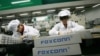 Nhân viên làm việc tại nhà máy Foxconn ở thị trấn Long Hoa trong tỉnh Quảng Đông, Trung Quốc.
