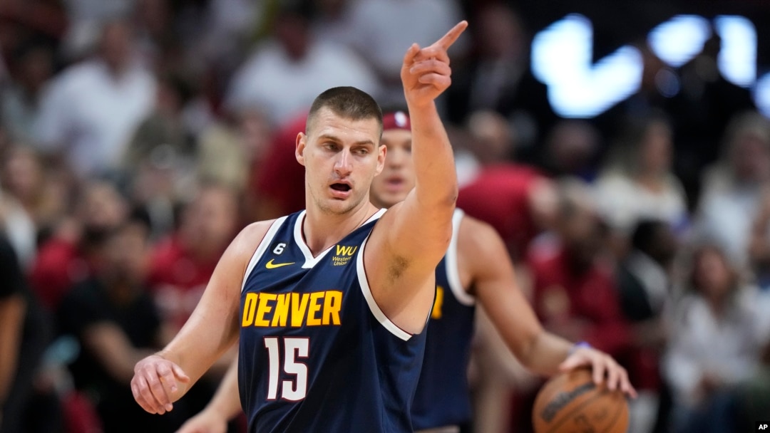 Nikola Jokić gestikulira tokom prvog poluvremena četvrte utakmice finala NBA plej-ofa, 9. jun 2023. (Foto: AP/Wilfredo Lee)