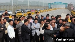 한국의 개성공단 정상화 비상대책위원회 소속 입주기업 대표와 임직원들이 30일 오전 경기도 파주시 통일대교 앞에 집결해 대책을 논의하고 있다. 이들은 이날 공단 정상화 및 방북 허용 촉구 집회를 한 뒤 국회까지 차량 행진을 할 예정이었으나 사전 집회신고 누락으로 해산했다. 