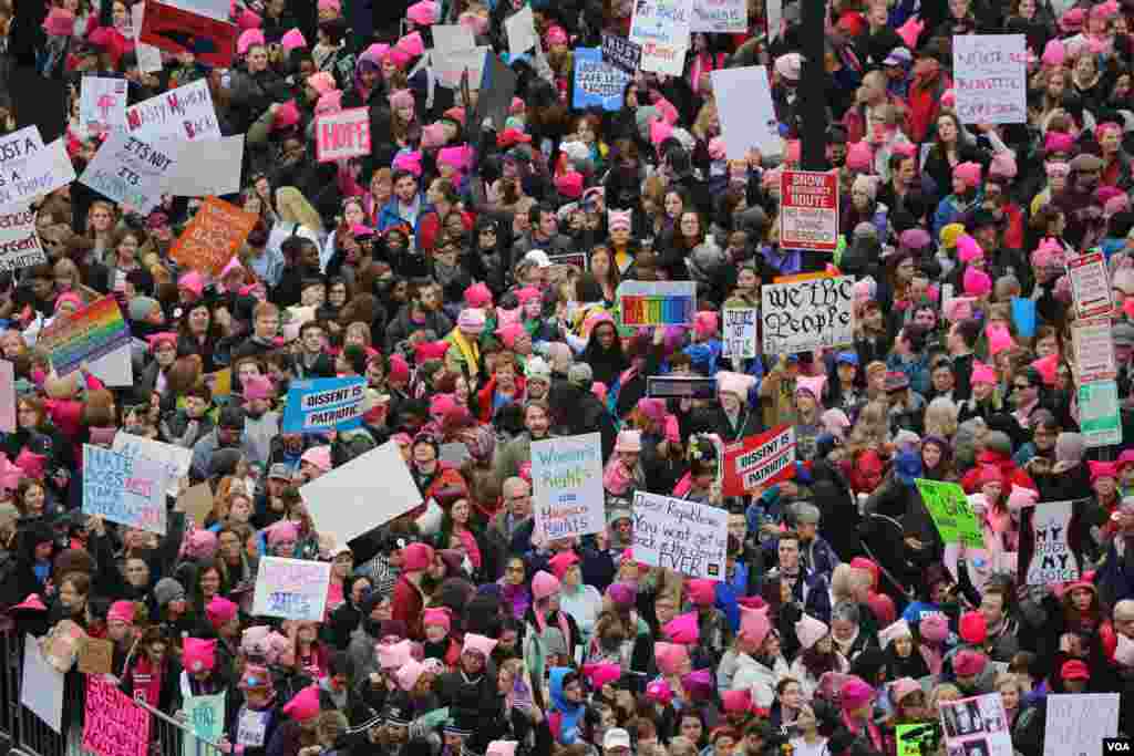 Protesters fill in along Independence Avenue hours before the Women's March on Washington kicks off. January 21, 2017 (B. Allen / VOA)