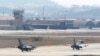 지난해 4월 미-한 연합 군사훈련에 참가한 미 공군 소속 F-16 전투기들이 한국 오산 공군기지에서 이륙 준비를 하고 있다. (자료사진)